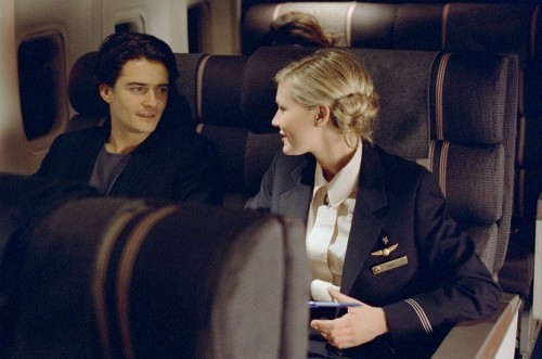Kirsten Dunst a Orlando Bloom v lietadle